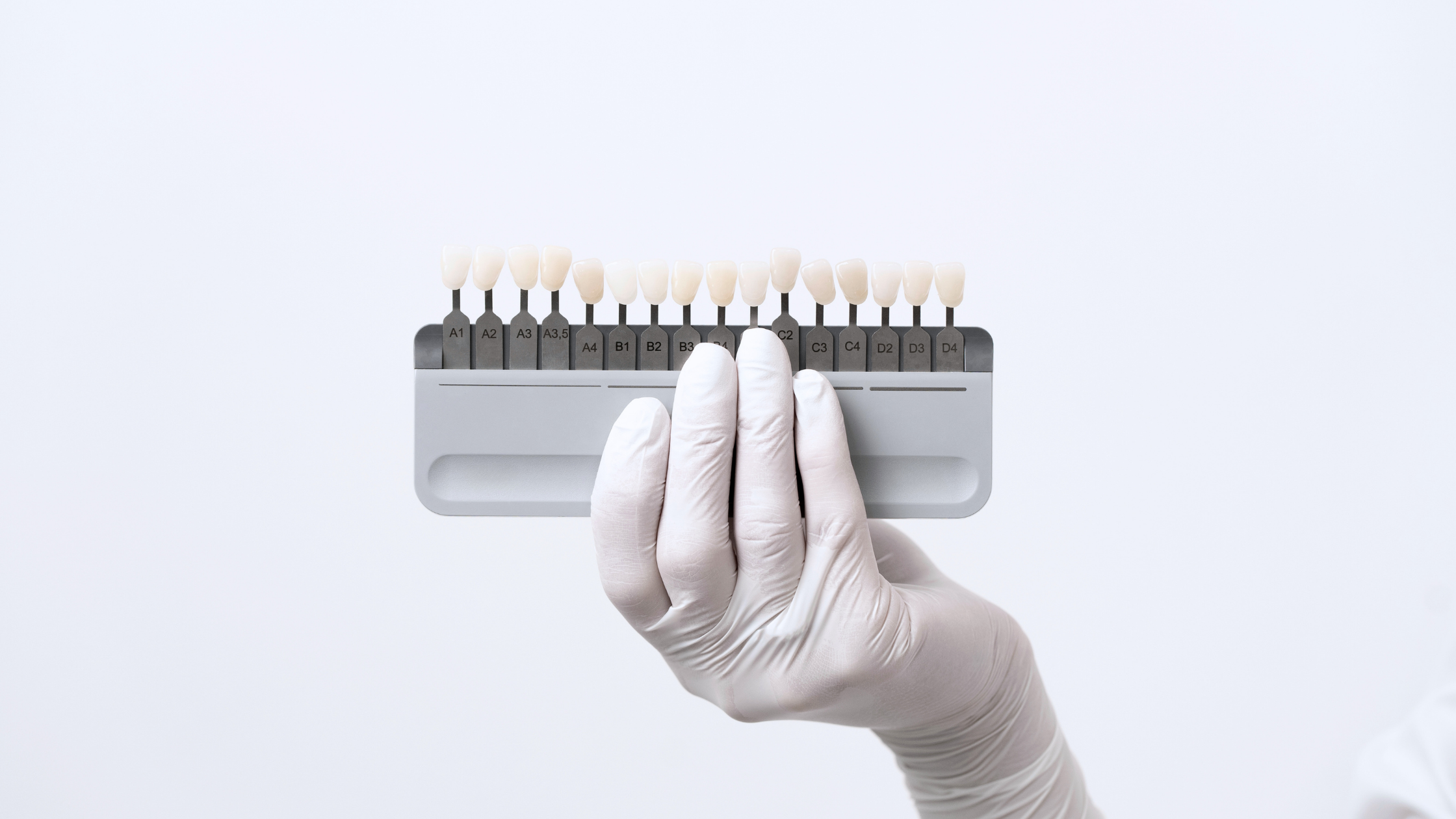 Blanqueamiento dental con muestrario de tonos de esmlate