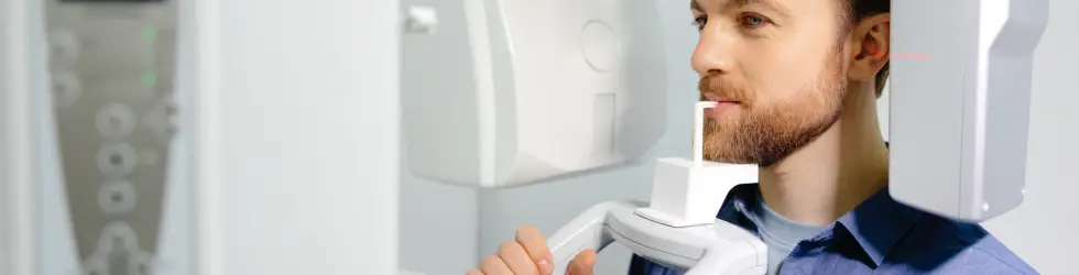 Paciente realizando escáner dental 3D para planificación de diseño de sonrisa en COPU Carabanchel
