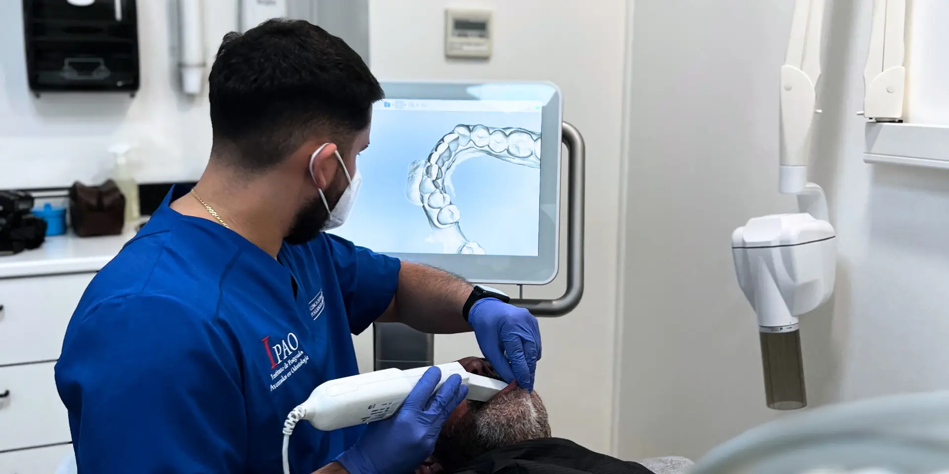 Odontólogo realizando un escaner intraoral 3D enfocado a un diseño de sonrisa