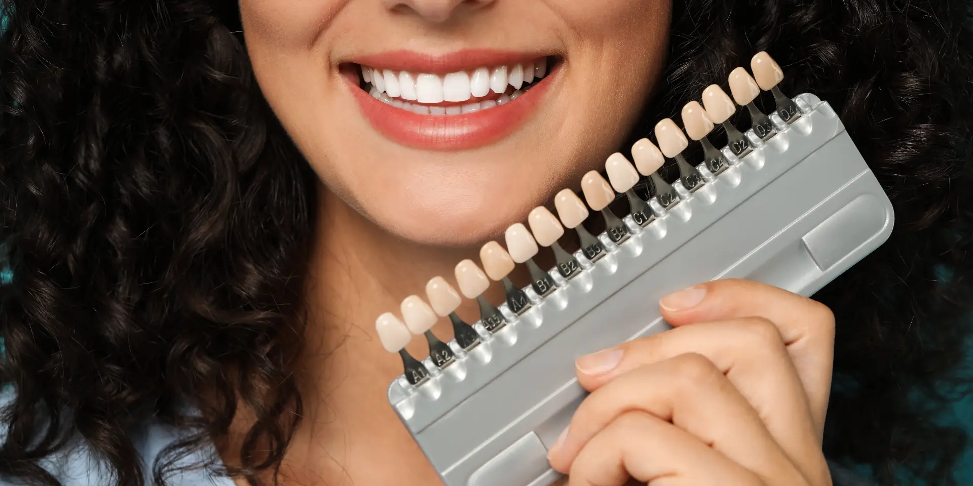 Blog Especialista en estética dental realizando un diseño de sonrisa digital en la Clínica Odontológica de Postgrados Universitarios