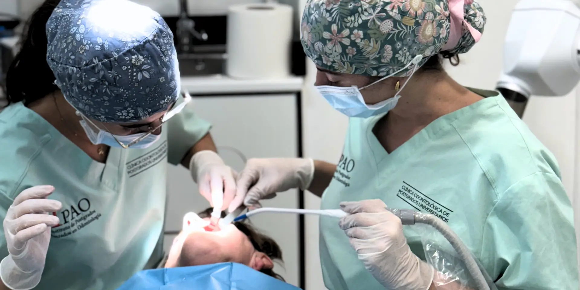 Blog Dos odontólogos de la Clínica Odontológica de Postgrados Universitarios realizando una cirugía de implantes dentales en Vallecas bajo supervisión académica