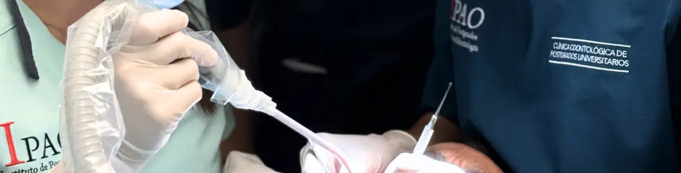 ¿Duele ponerse un implante dental en Vallecas? Todo lo que debes saber antes de decidirte Cirugía de implantes dentales realizada por odontólogos en nuestras clínicas dentales en Madrid