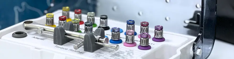 ¿Duele ponerse un implante dental en Vallecas? Todo lo que debes saber antes de decidirte Caja de implantes dentales