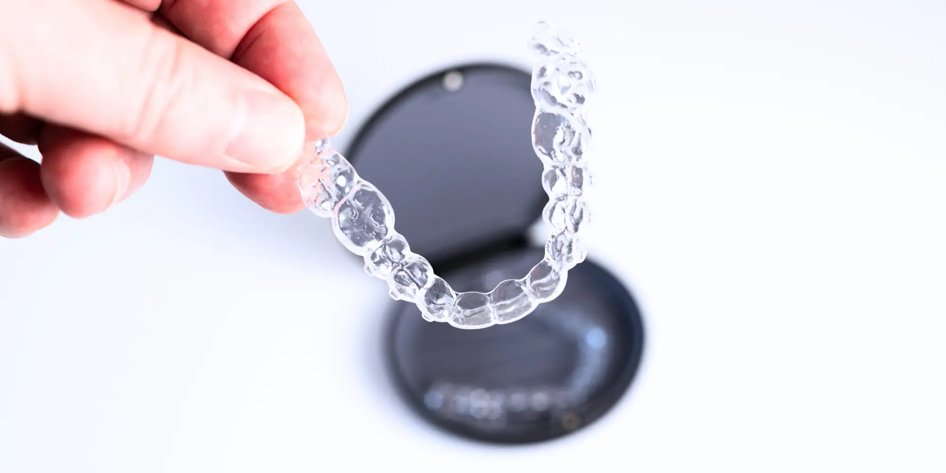 Alineadores transparentes propios de un tratamiento de ortodoncia invisible, fuera de su estuche.