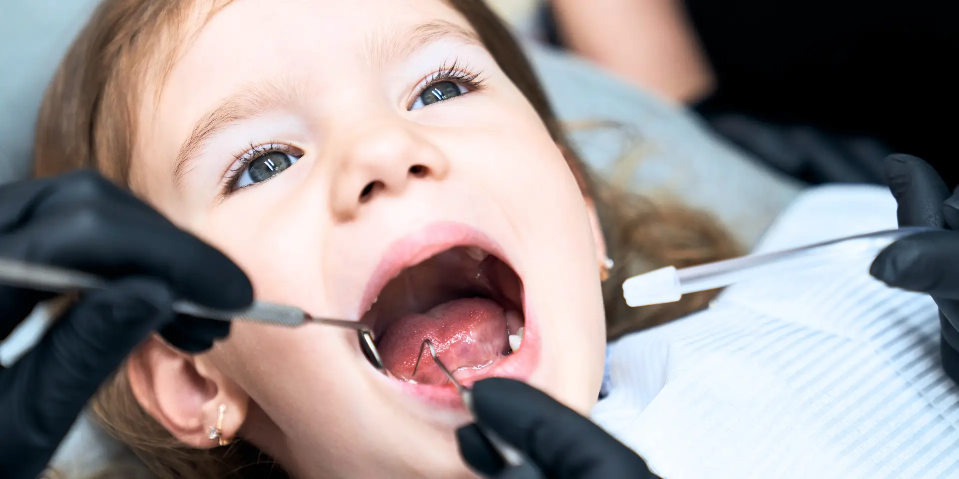 Revisión dental por parte del odontopediatra a un paciente infantil