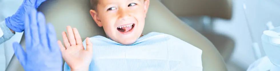 Nino tranquilo en consulta de dentista infantil en Vallecas COPU