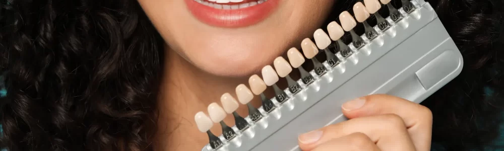 Especialista en estética dental realizando un diseño de sonrisa digital en la Clínica Odontológica de Postgrados Universitarios