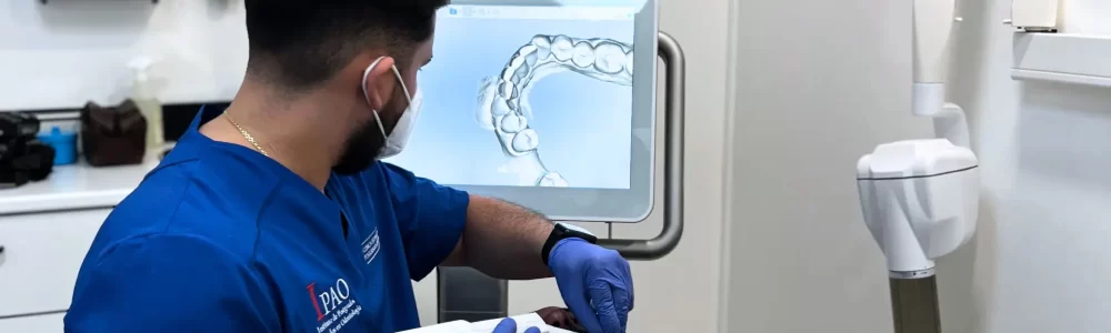 Odontólogo realizando un escaner intraoral 3D enfocado a un diseño de sonrisa