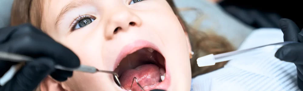 Revisión dental por parte del odontopediatra a un paciente infantil