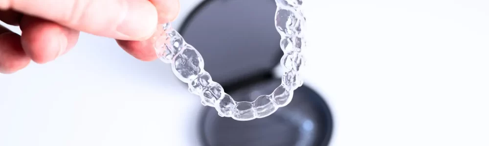 Alineadores transparentes propios de un tratamiento de ortodoncia invisible, fuera de su estuche.